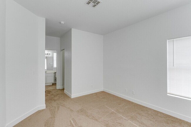 Building Photo - Exceptional 2 Bedroom in Desirable Location & Stunning Amenities
