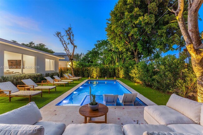 Building Photo - 6145 La Gorce Dr