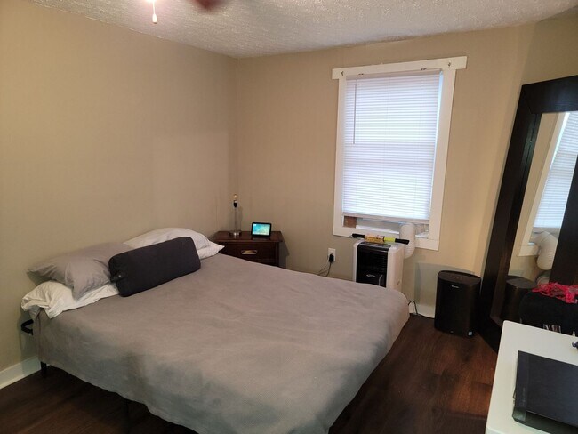 Building Photo - 3 bed, 1 bath single family home