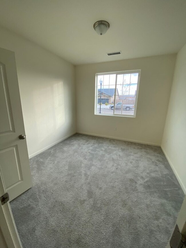 Building Photo - Spacious open and new in Kingsburg