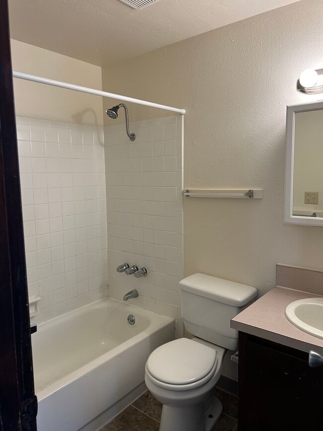 Building Photo - (905) Draper Apartments - 2 Bedroom / 1 Bath