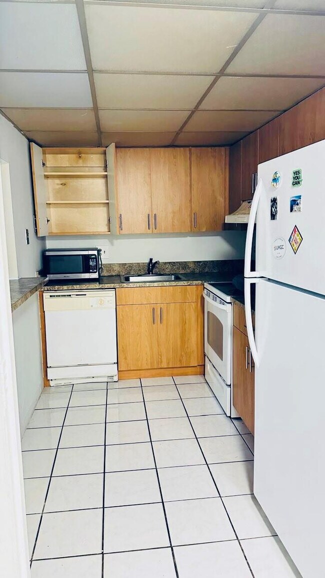 Building Photo - 4170 Inverrary Dr