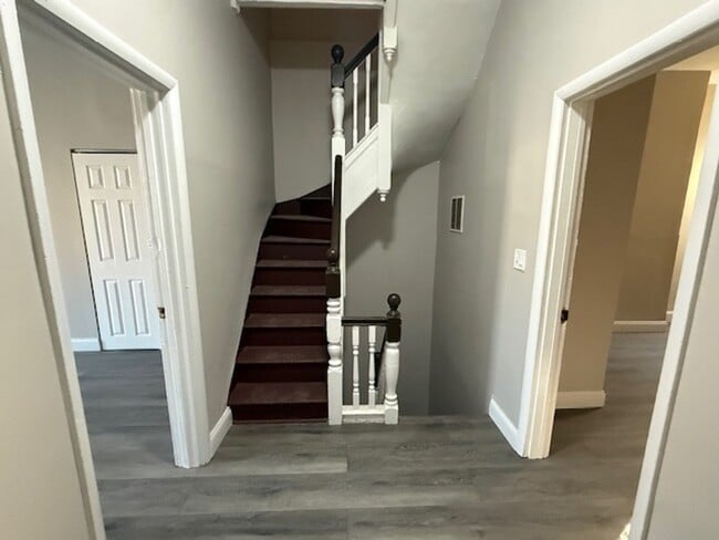 Building Photo - Beautifully Renovated!  Large, Spacious Rooms! W/D Hook-Up! Available Now!