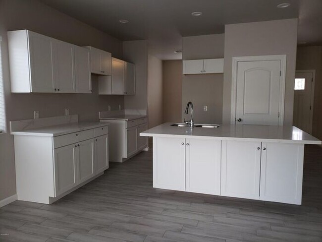 Building Photo - Stunning new 3-bedroom 2-bath