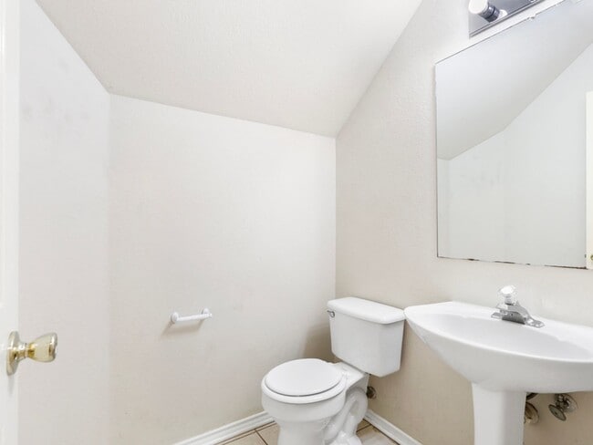 Building Photo - Stylish & Spacious 3-Bedroom Home Perfect for Students and Families