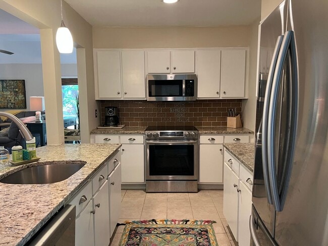 Building Photo - Walk to the beach from this 2BR FURNISHED ...
