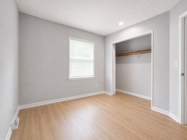 Building Photo - 1400-1528 LaChateau Drive