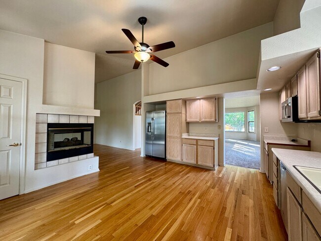 Building Photo - Available October 10th is this open layout 5 bedroom home in Green Mountain!