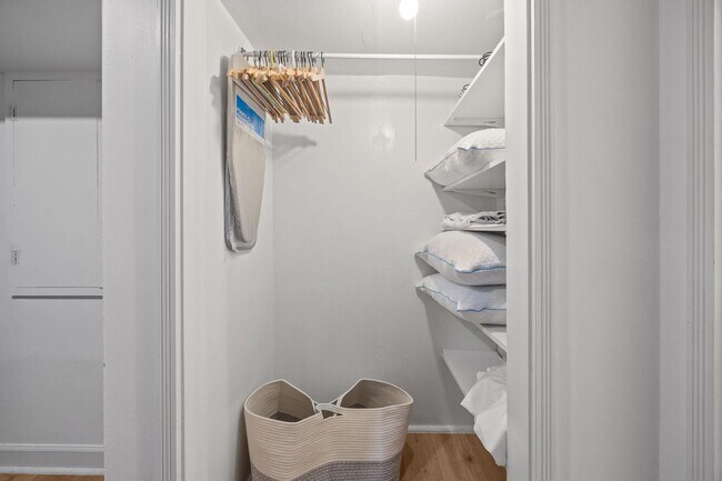 Building Photo - Charming 1 Bed, 1 Bath Duplex with Office/Flex Space near Five Points, Downtown Raleigh