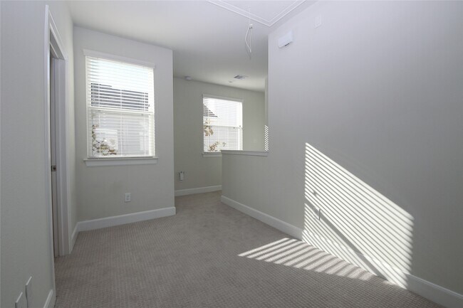 Building Photo - 506 W Donovan St