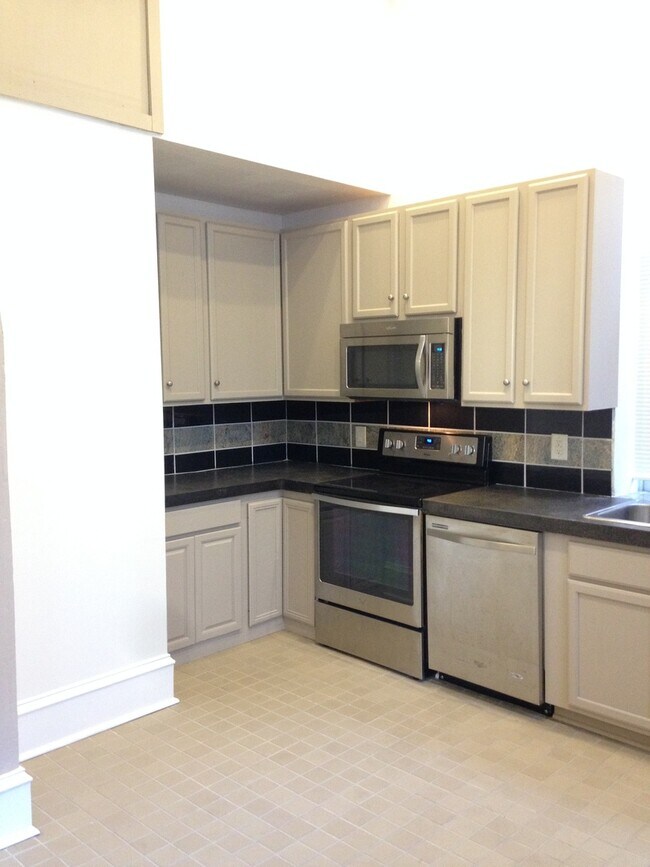 Building Photo - 1025 Church St