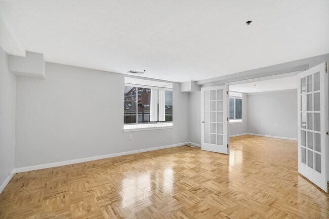 Building Photo - Historic Waterfront - Fitness Center - Concierge - Renovated Kitchen