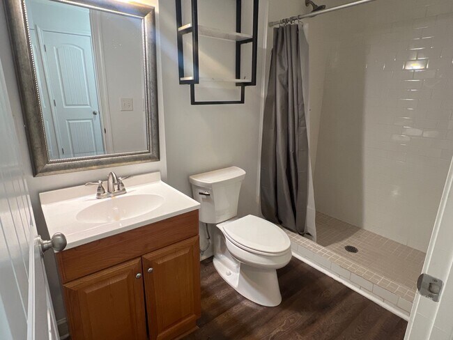 Building Photo - One bedroom apartment just steps away from...