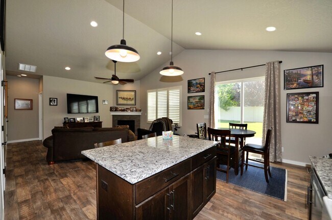 Building Photo - Gated Community in Soleil Parc/CDA Place