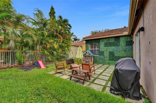 Building Photo - 930 Bluewood Terrace