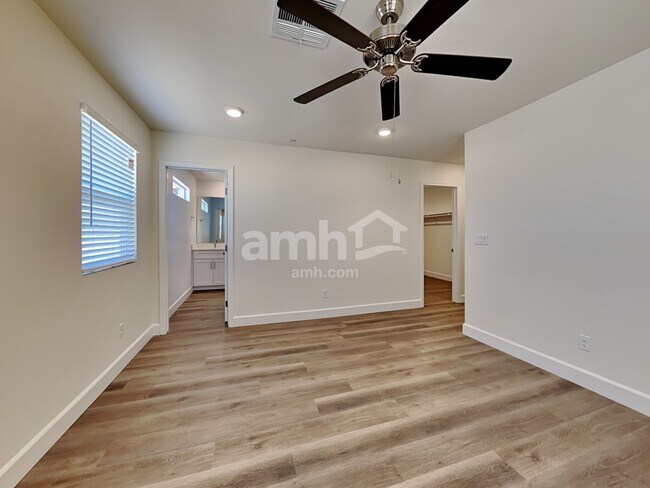 Building Photo - 123 Charmante Tulip Ln