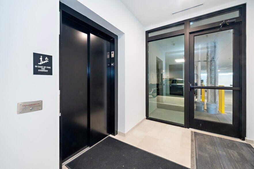 Building Photo - Room in Condo on W Peace St