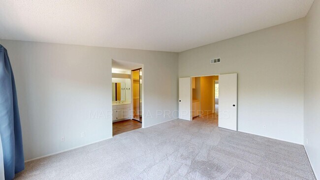 Building Photo - Beautiful 2 Primary Bedroom in Turtle Rock...