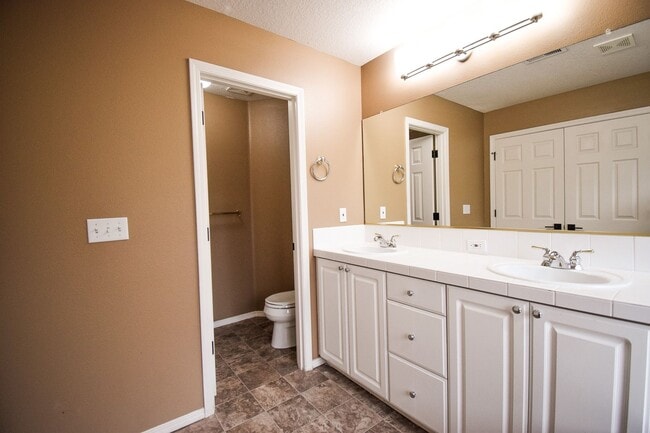 Building Photo - Move In Special!  $1000 Off!  Beautiful Spacious Home!