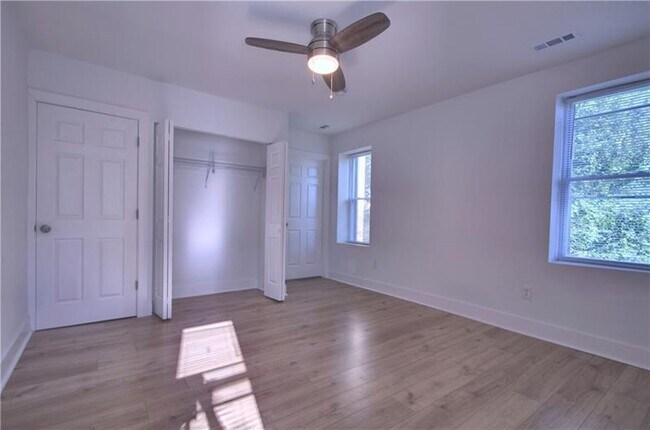 Building Photo - 1327 Reddour St