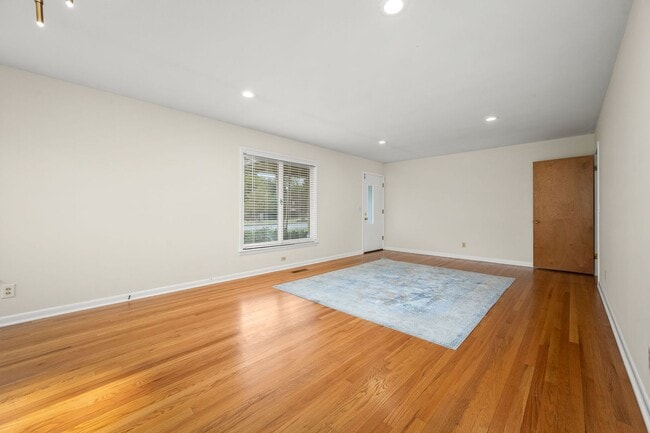 Building Photo - 902 Whitehall Rd