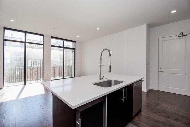Building Photo - 4820 Caroline St