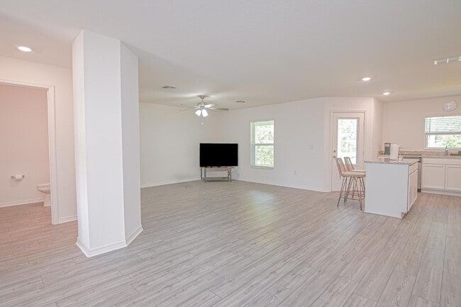 Building Photo - 695 Bay Leaf Dr