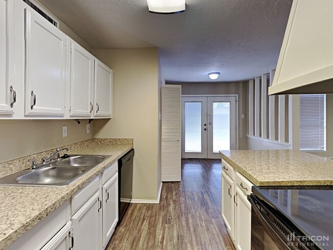 Building Photo - 1005 Llano Trail