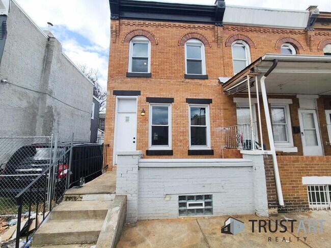 Building Photo - 2 Bedroom house with basement/backyard.