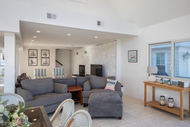 Building Photo - 502 Sunset Blvd