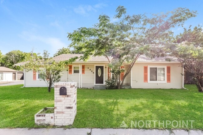 Building Photo - 3 BR/1BA | Newly Renovated Single Family Home |  Front and back yard| In Cleburne!