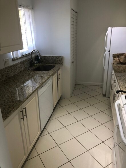 Building Photo - 866 SW 9th Street Cir