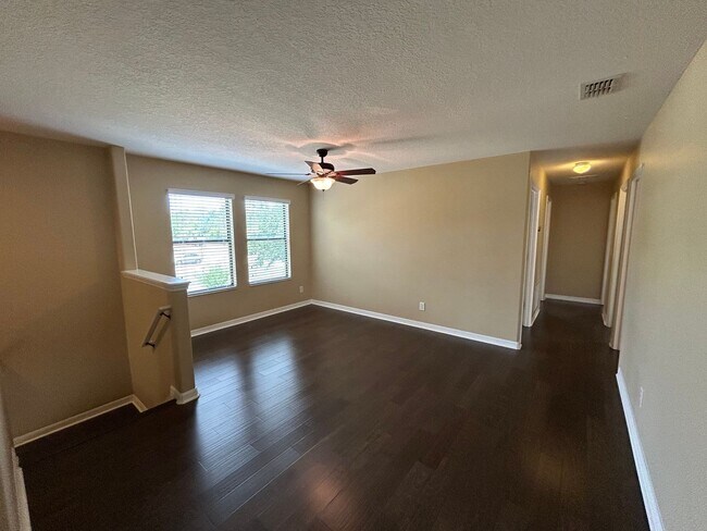 Building Photo - Available Mid May! Spacious 4/2 Single Fam...