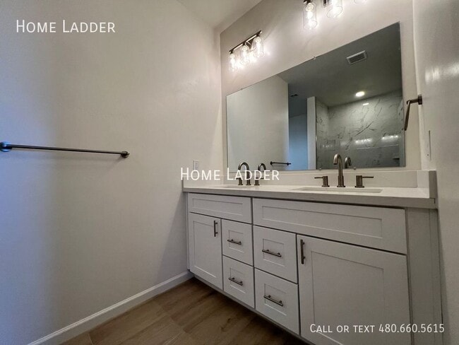 Building Photo - 1536 E Elegante Dr