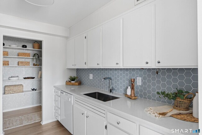 Building Photo - 887 Farmington Ave