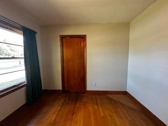 Building Photo - **Move-In Special !! 3 bed/ 2 bath rancher...