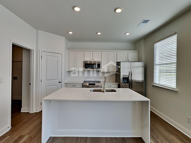 Building Photo - 1025 Highland Walk