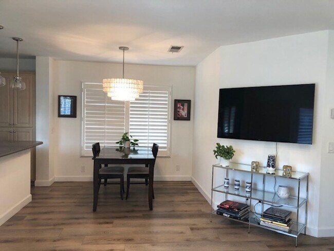 Building Photo - 2 bedroom, 1 bath townhome in great location