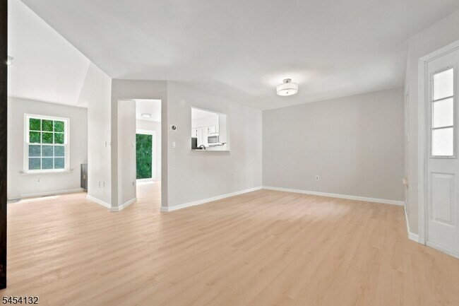 Building Photo - 703 Porter Way W