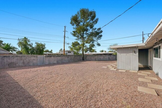 Building Photo - Spacious 3-Bed, 2-Bath East Tucson Home with Large Yard & Open Layout