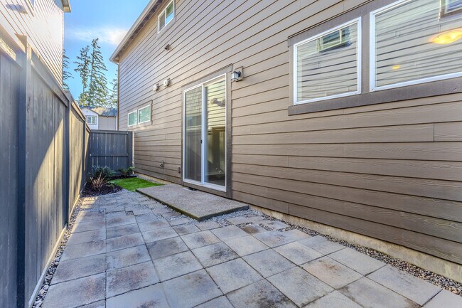 Building Photo - 6280 SE Genrosa St