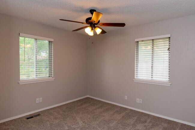 Building Photo - This Super Cute 3 Bed, 2 Bath, 2 Car Garag...