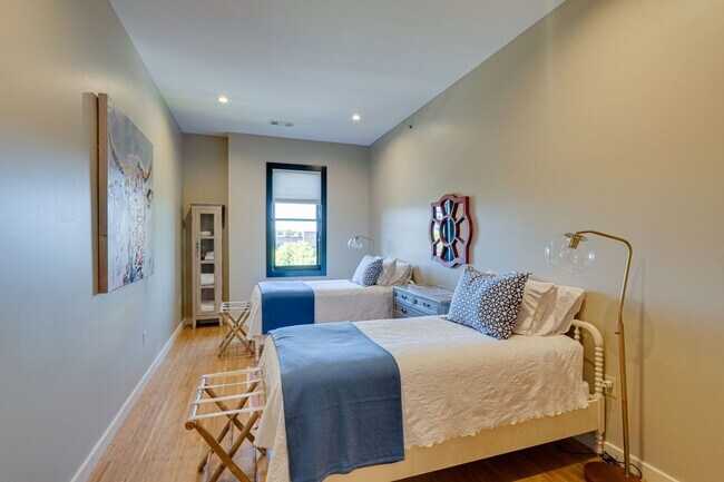 Building Photo - Stunning 3BR/2.5BA Condo in Prime Belmont/...