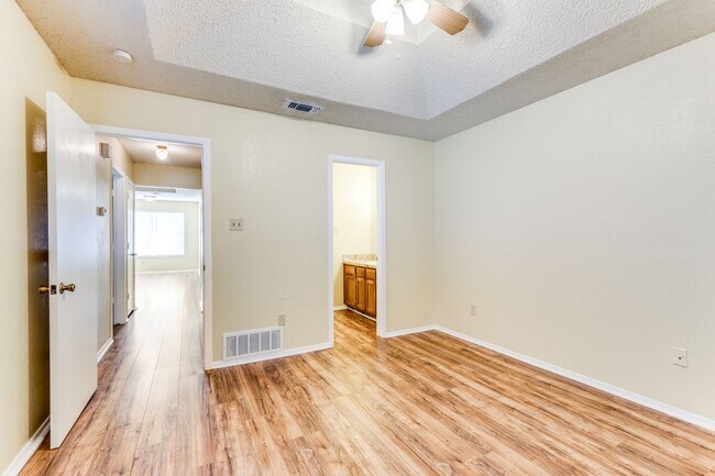 Building Photo - Dynamite Duplex in Arlington