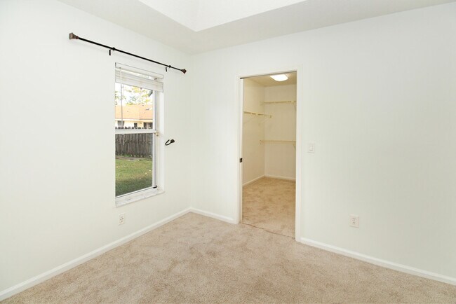 Building Photo - 896 Rose Ct