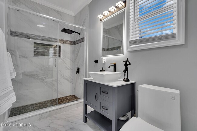 Building Photo - 11 E 43rd St