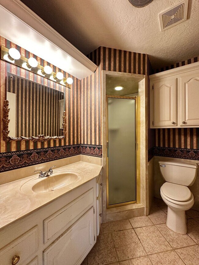 Building Photo - 3 Bedroom