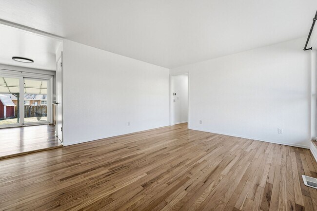 Building Photo - Beautiful 4-bedroom, 2-bathroom home located in the vibrant city of Westminster,