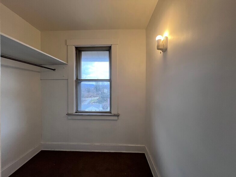 Walk In Closet - 130 New Jersey Ave