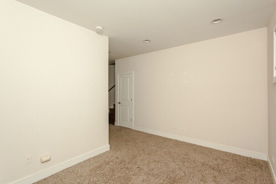 Building Photo - 3508 N Sacramento Ave